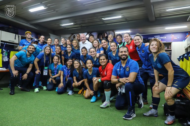 (FOTOS) Infantino visitó el camerino de La TRI Femenina