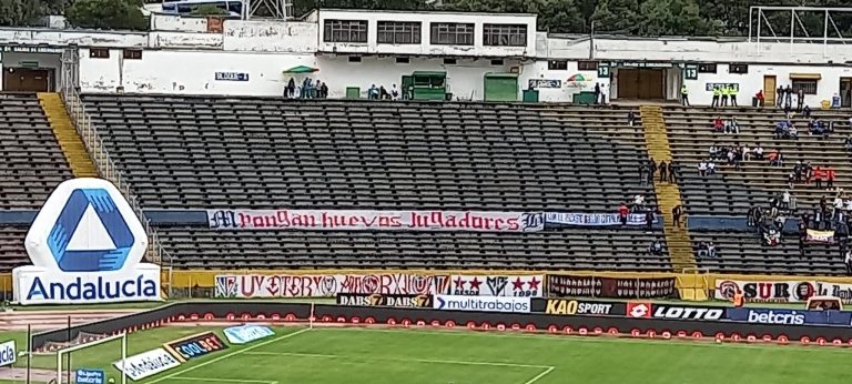 (FOTO) “Pongan huevos, jugadores”, el malestar de la hinchada de LDU