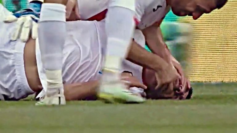 (VIDEO) Dramático momento: Convulsionó en la cancha y un compañero le salvó la vida