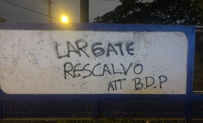 (FOTO) Insultos para Rescalvo en el Complejo de Emelec