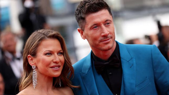 Esposa de Lewandowski, inquieta por el futuro del delantero