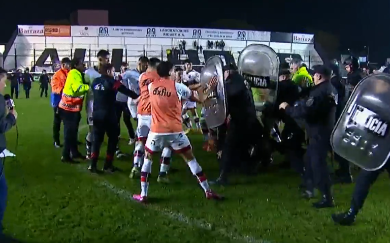 (VIDEO) Escándalo en Argentina: Los jugadores de Patronato a los golpes con la policía