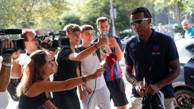(VIDEO) Koundé, con nuevo look, ya ha pasado la revisión médica