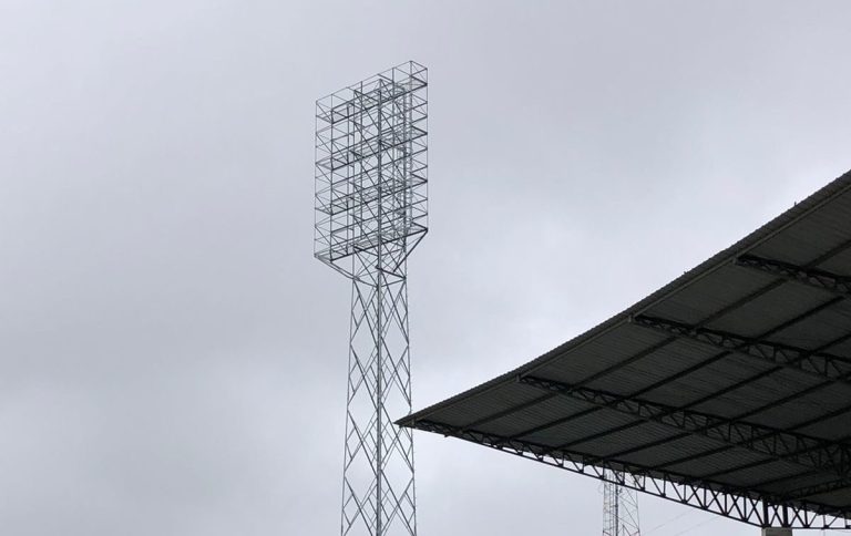 (FOTOS) Estadio 9 De Mayo: Listas las 4 torres para ubicar luminarias