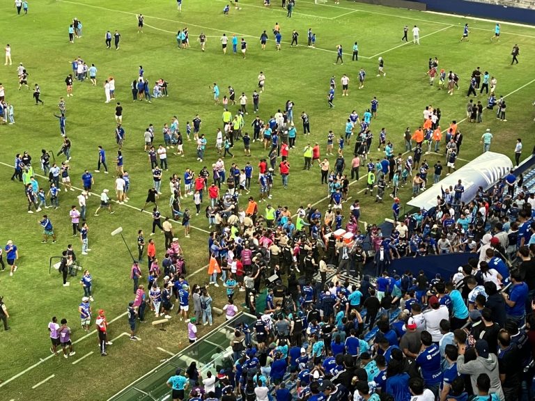 (FOTOS) Invasión de cancha y lanzamiento de objetos contra jugadores de IDV