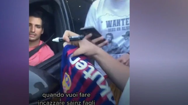 #NTF (VIDEO) Carlos Sainz y su lado más madridista: rechaza firmar una camiseta del Barça