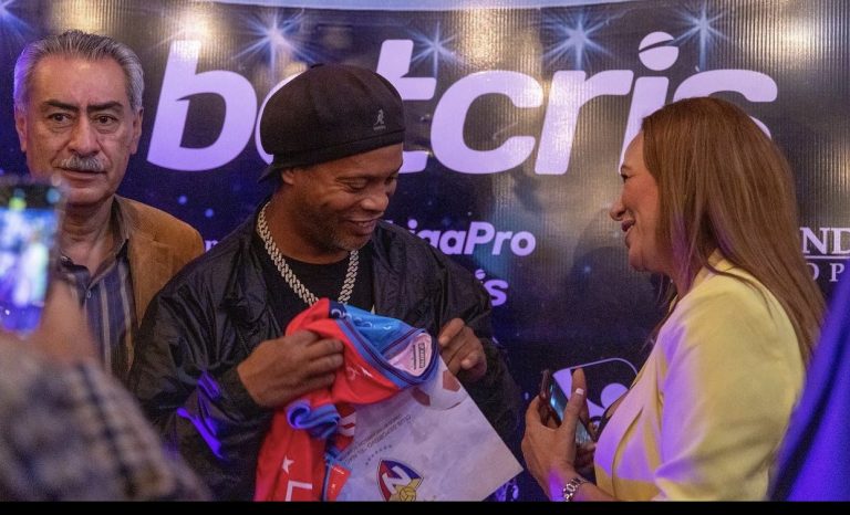 Ronaldinho recibió la camiseta de El Nacional