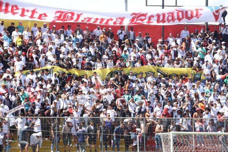 LDU CASTIGADO: 7.200 dólares de multa por lanzar bengalas