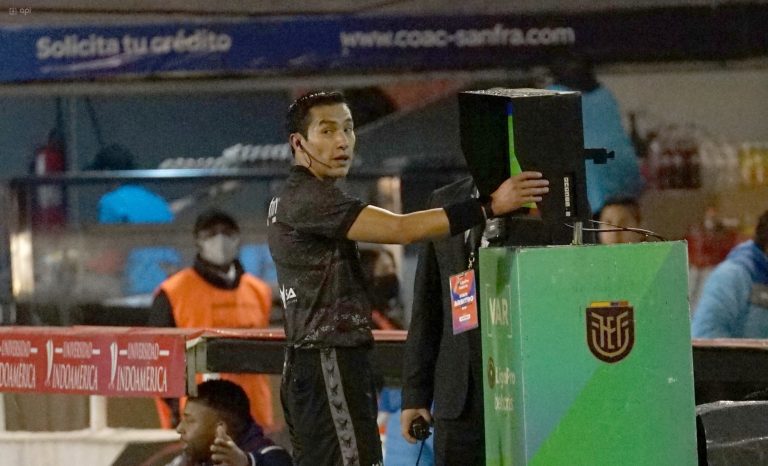(VIDEO) ¡Puñete al árbitro en el Macará Vs. Aucas!