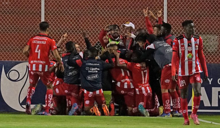 SE ALEJA DEL DESCENSO: Técnico Universitario derrotó a Orense