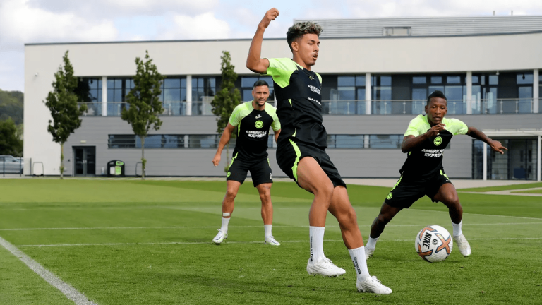 Jeremy Sarmiento volvió a los entrenamientos con el Brighton