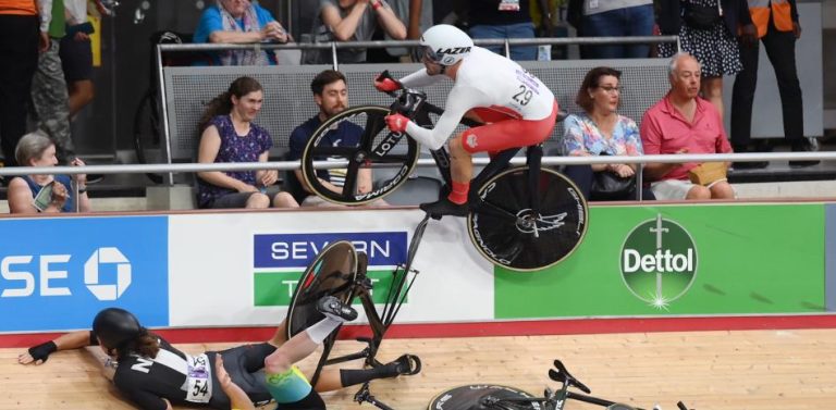 #NTF | (VIDEO) Ciclista sale volando y se estrella contra los aficionados