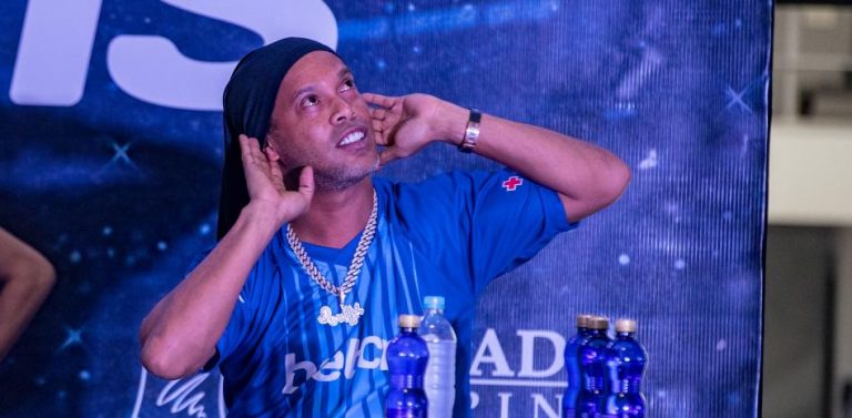 (VIDEO) Ronaldinho provocó la locura en un centro comercial de Quito