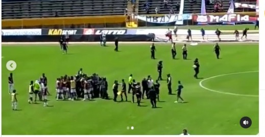 (VIDEO) Hinchas del D. Quito invadieron la cancha y agredieron al árbitro