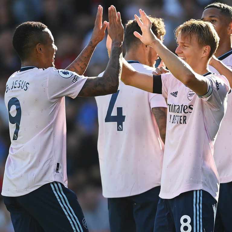 (VIDEO) Arsenal goleó a domicilio y escaló a la cima de la Premier League