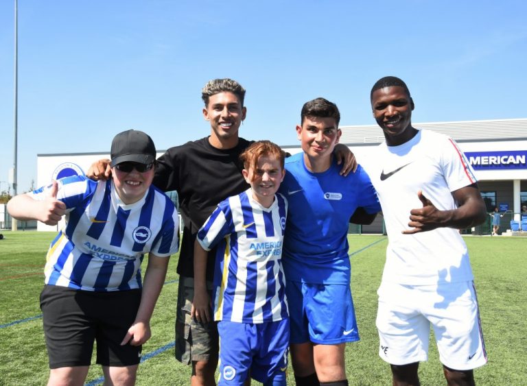 (VIDEO) La gran labor social de Moisés Caicedo y Jeremy Sarmiento en el Brighton