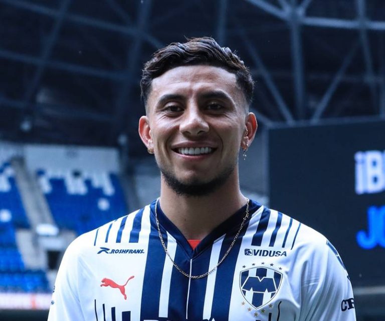(FOTO) Joao Rojas regreso a Monterrey para seguir su rehabilitación