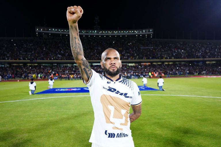 Dani Alves contestó críticas de Rivaldo