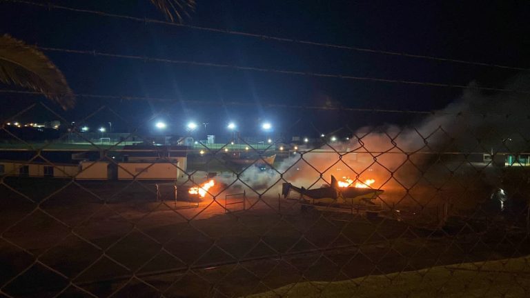 (VIDEO-FOTOS) TERRIBLE: Hinchas prenden fuego los autos de los jugadores de Aldosivi