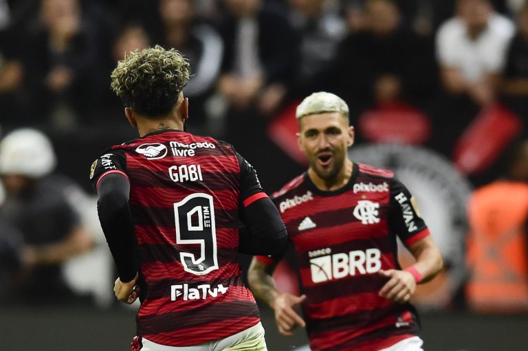 (VIDEO) UN PIE EN SEMIFINALES: Flamengo derrotó a Corinthians de visitante