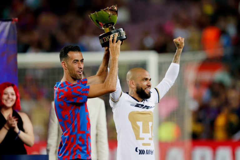 (VIDEO) EMOTIVO: Dani Alves alzó el Trofeo Gamper junto al Barça