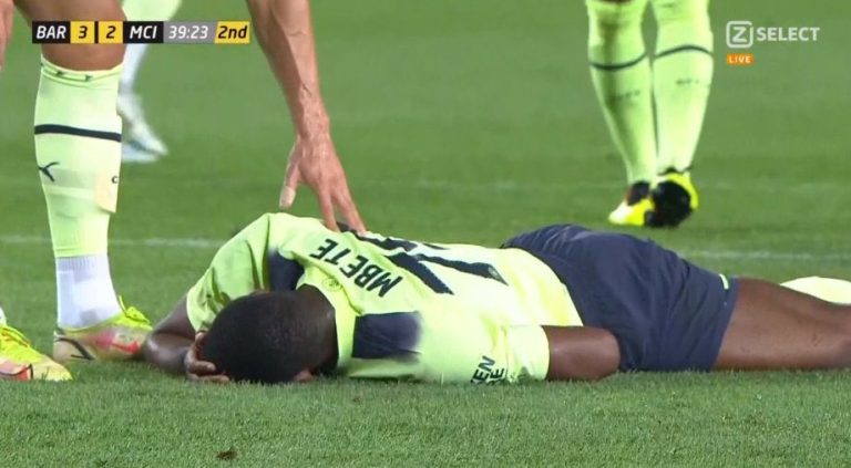 (VIDEO) Brutal choque de cabezas en el amistoso entre Barcelona y Manchester City