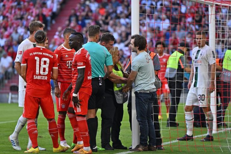 (VIDEO) Dos protestantes se ataron al arco durante el Bayern Vs. Mönchengladbach