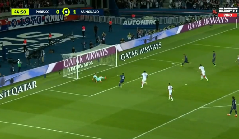 (VIDEO) Milagro en el área de Mónaco: El palo le dijo que no a Messi y a Mbappé