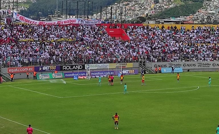 (FOTO) Lanzaron bengalas a la cancha, en el duelo entre Aucas y LDU