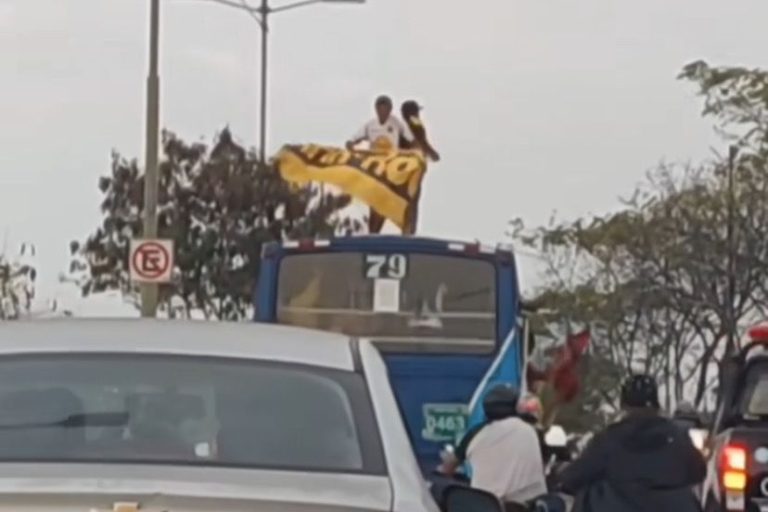 (VIDEO) ¡ENCIMA DEL BUS! Así llegaron hinchas de BSC a Samanes