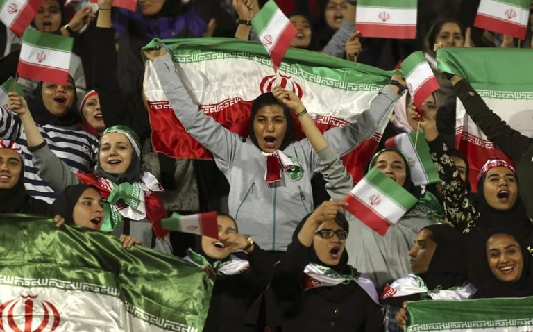 Mujeres en Irán ya podrán asistir a un partido de futbol local tras cuatro décadas