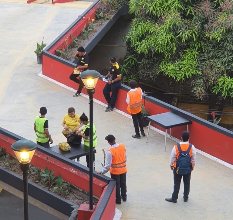 Mesas de control en las suites del Monumental