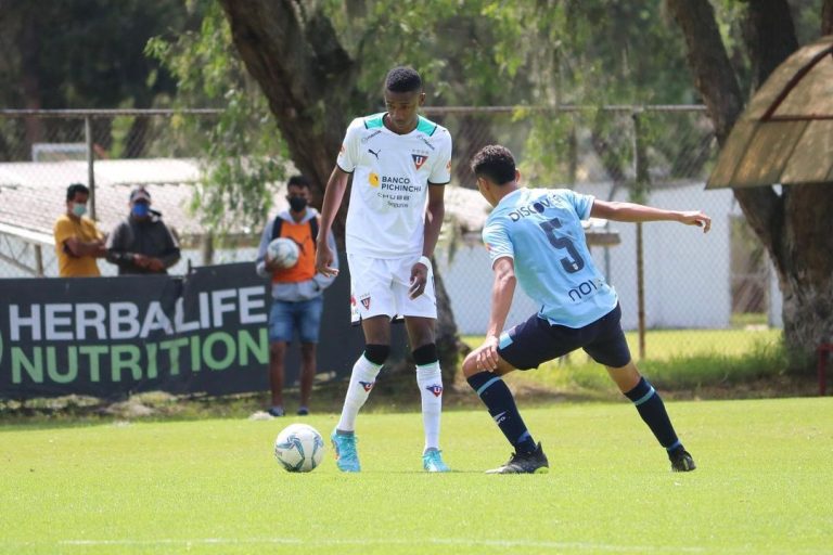 Denil Castillo, joven volante que LDU convocó por primera vez para el duelo ante IDV