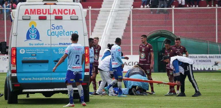 (VIDEO) Jugador de Macará salió en ambulancia del estadio