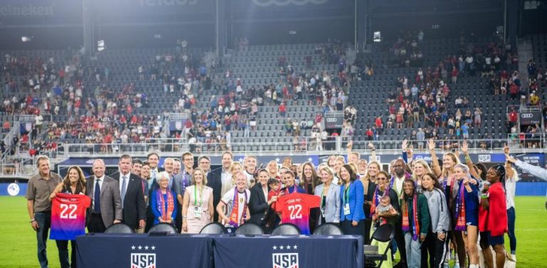 La selección femenina de Estados Unidos firma la igualdad salarial