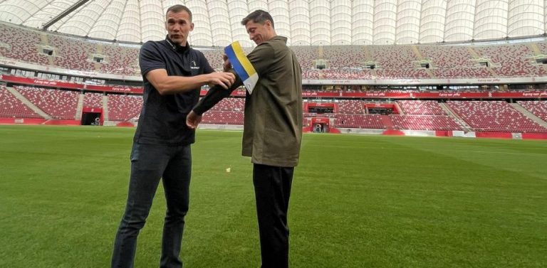 Shevchenko entrega un brazalete de Ucrania a Lewandowski