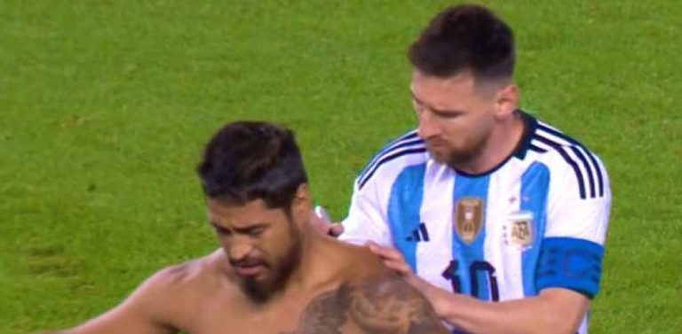 (VIDEO) Furor por Messi: ¿Cómo quedó la espalda del hincha que entró a la cancha?