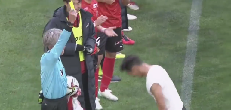 (VIDEO) Un arbitro se retiró y un jugador se quitó la camiseta para que le saque su última amarilla