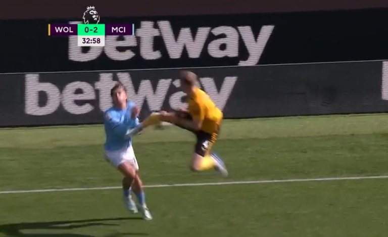 (VIDEO) SE VOLVIÓ LOCO: El tremendo patazo de un jugador de Wolves a Jack Grealish