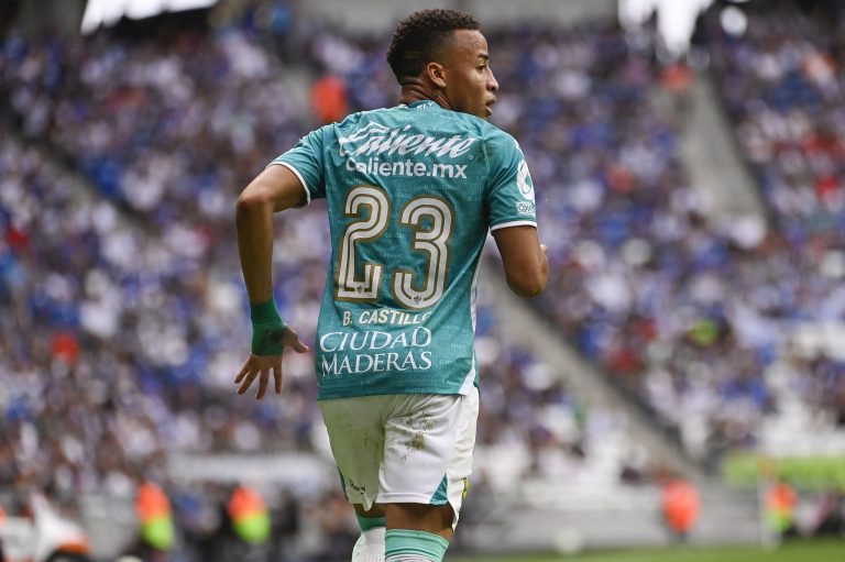 Byron Castillo salió con una molestia del partido de León