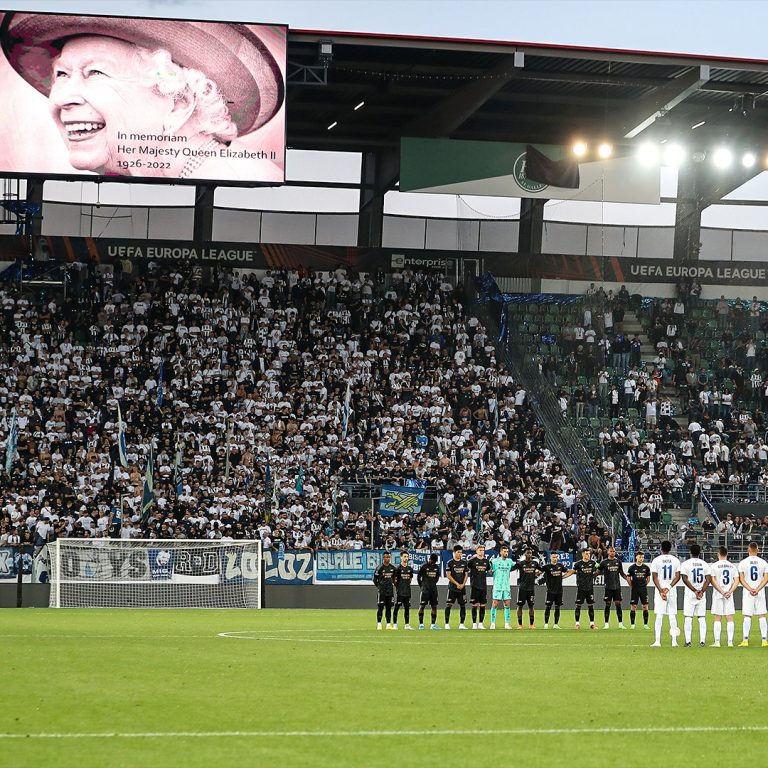 (VIDEO) Varios homenajes en honor a la Reina Isabel II en el fútbol internacional