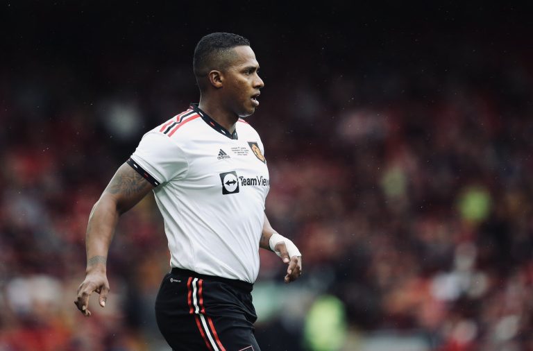 ¡Antonio Valencia jugó en Anfield!