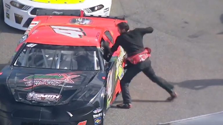 #NTF (VIDEO) Escándalo en el Nascar: Golpes y patadas al auto