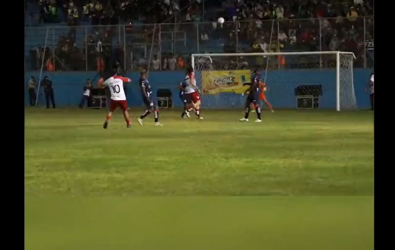 (VIDEO) MAGIA INTACTA: El GOLAZO de Ronaldinho en el Jocay de Manta