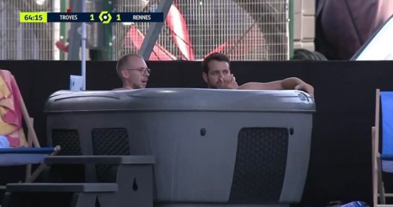 (VIDEO) Hinchas vieron el partido desde la cancha ¡¡EN UN JACUZZI!!