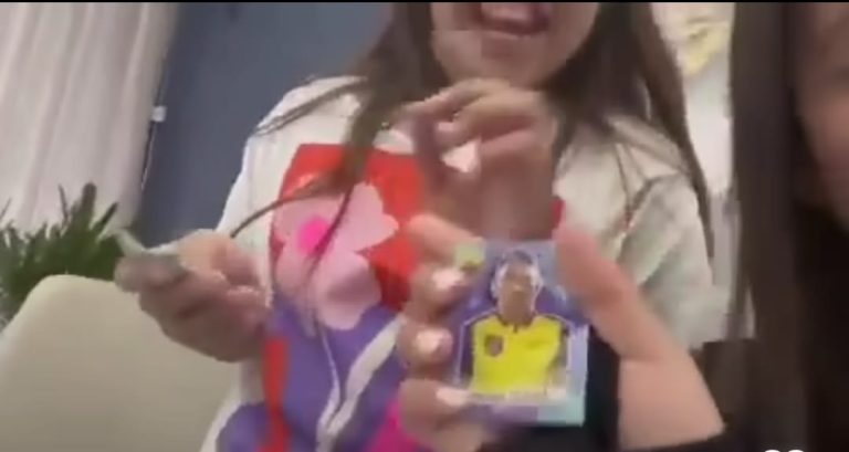 (VIDEO) Hija de Ángel Mena estalla de alegría al encontrar el cromo de papá