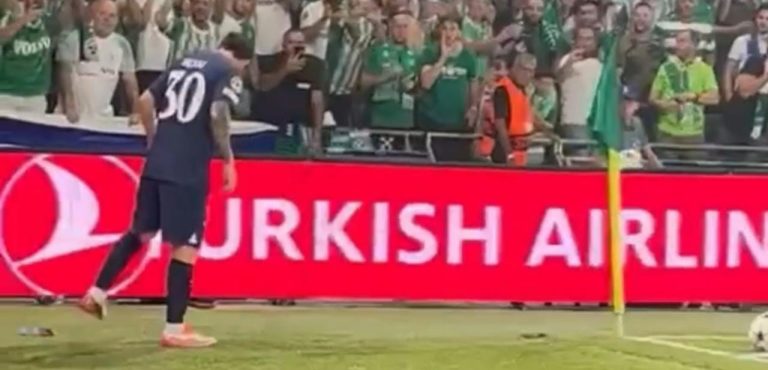 (VIDEO) Ni Messi se salva: Hinchas le lanzaron objetos desde las gradas