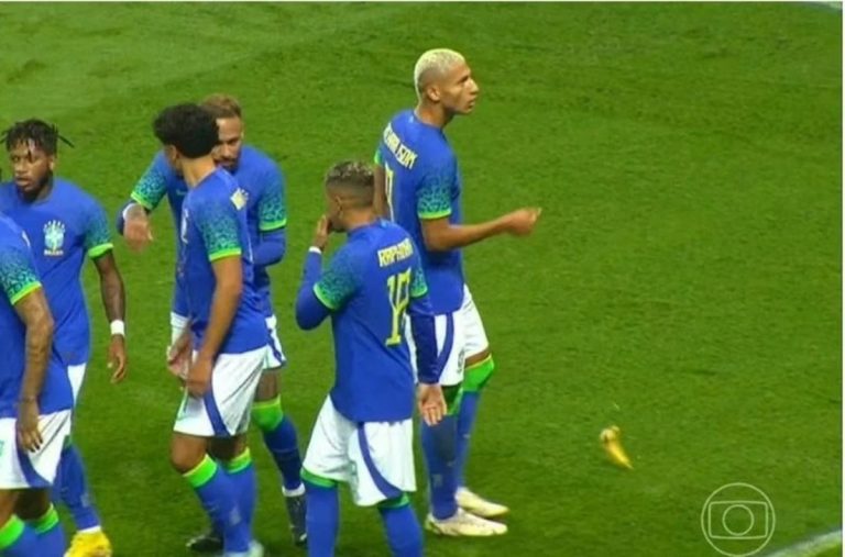 (VIDEO) ¡VERGONZOSO! Le tiraron una banana a Richarlison