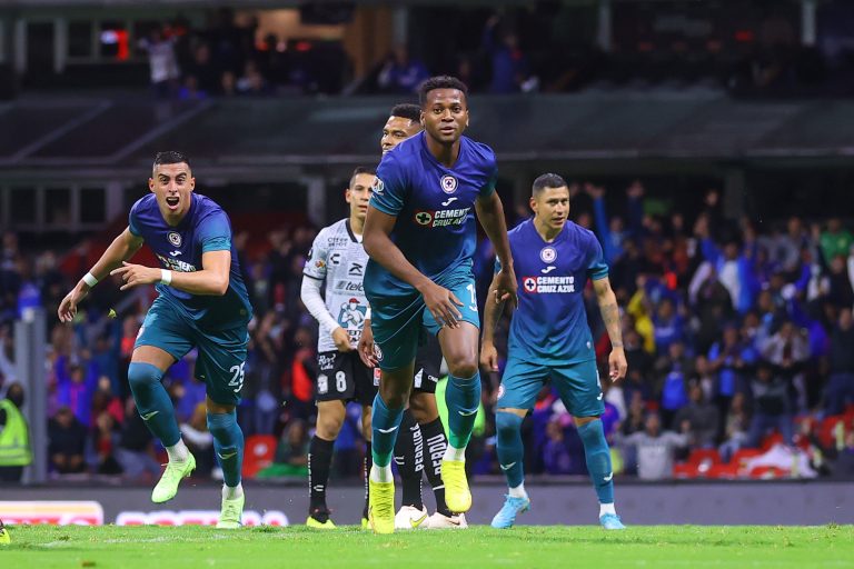 (VIDEO) CABEZAZO Y 3 PUNTOS: Michael Estrada anotó en la victoria de Cruz Azul