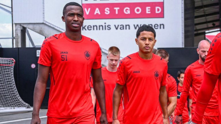 Pacho y Valencia fueron titulares en victoria del Royal Antwerp